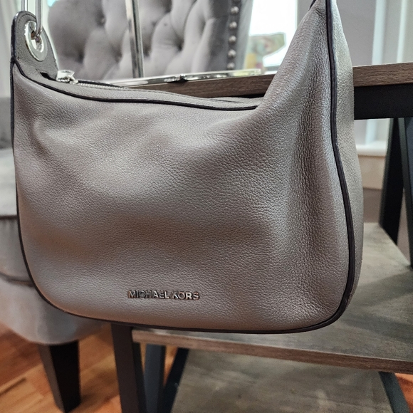 Michael Kors Raven Cinder Leather Medium Messenger Bag - Picture 2 of 10